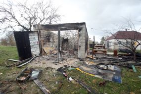 Зруйнований внаслідок обстрілів окупантів будинок в селі Бервиця