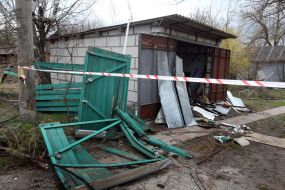 Зруйнований внаслідок обстрілів окупантів господарські приміщення в селі Бервиця