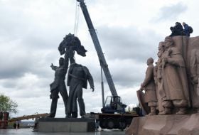 Dismantling of a bronze sculpture of two workers under the Arch of Friendship of Peoples in Kyiv