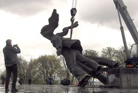 Демонтаж бронзової скульптури двох робітників під аркою дружби народів в Києві