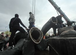 Демонтаж бронзової скульптури двох робітників під аркою дружби народів в Києві