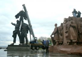 Демонтаж бронзової скульптури двох робітників під аркою дружби народів в Києві