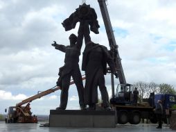 Dismantling of a bronze sculpture of two workers under the Arch of Friendship of Peoples in Kyiv