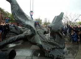 Dismantling of a bronze sculpture of two workers under the Arch of Friendship of Peoples in Kyiv