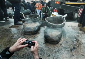 Dismantling of a bronze sculpture of two workers under the Arch of Friendship of Peoples in Kyiv