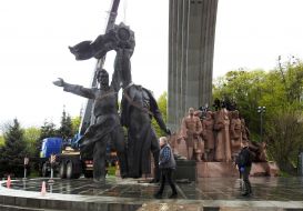 Dismantling of a bronze sculpture of two workers under the Arch of Friendship of Peoples in Kyiv