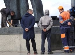 Dismantling of a bronze sculpture of two workers under the Arch of Friendship of Peoples in Kyiv