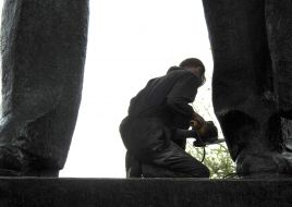 Dismantling of a bronze sculpture of two workers under the Arch of Friendship of Peoples in Kyiv