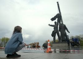 Dismantling of a bronze sculpture of two workers under the Arch of Friendship of Peoples in Kyiv