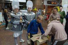 Актеры Харьковского академического театра кукол раздают сладости  и подарки детям после спектакля