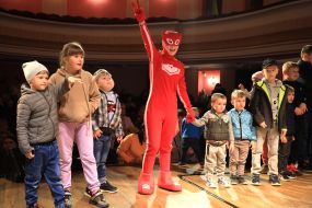 Аниматоры развлекают детей