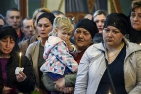 Родина загиблого Руслана Боровика під час церемонії прощання