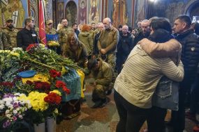 Родина загиблого Руслана Боровика під час церемонії прощання