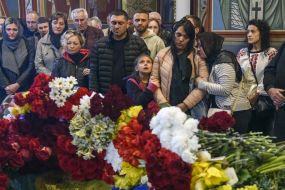 Вдова загиблого Руслана Боровика Людмила з донькою Софією під час церемонії прощання