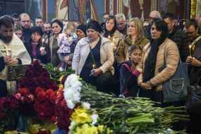 Вдова загиблого Руслана Боровика Людмила з доньками Софією та Анею під час церемонії прощання