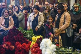 Вдова загиблого Руслана Боровика Людмила з доньками Софією та Анею під час церемонії прощання