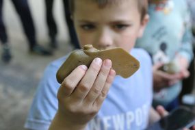 Дети возле образцов взрывоопасных и подозрительных предметов