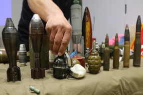 Специалисты ГСЧС показывают образцы взрывоопасных и подозрительных предметов