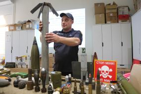 Специалисты ГСЧС показывают образцы взрывоопасных и подозрительных предметов