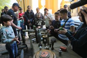 Дети возле образцов взрывоопасных и подозрительных предметов