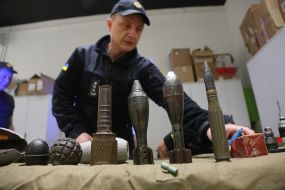 Специалисты ГСЧС показывают образцы взрывоопасных и подозрительных предметов