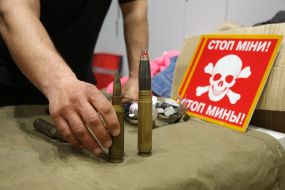 Специалисты ГСЧС показывают образцы взрывоопасных и подозрительных предметов