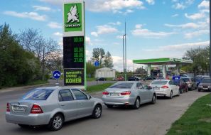 The queue of cars at the gas station in Lviv