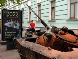 Сожжена российская военная техника на улице в Киеве