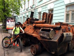 Сожжена российская военная техника на улице в Киеве