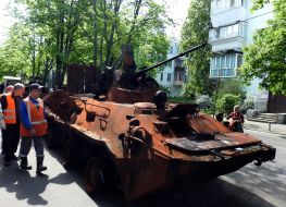 Спалена російська військова техніка на вулиці в Києві