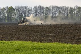 Трактор на полі в Чернігівській області