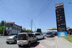 The queue of cars at the gas station in Lviv