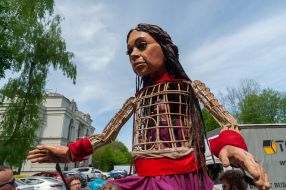 Кукла Амаль, символ детей-беженцев, во Львове