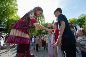 Кукла Амаль, символ детей-беженцев, во Львове