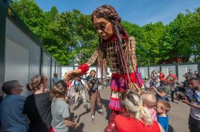 Кукла Амаль, символ детей-беженцев, во Львове