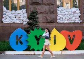 The girl passes near the Kyiv City State Administration
