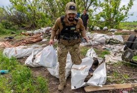 Ukrainian serviceman during the exhumation of the corpses of Russian soldiers in the Kharkiv region