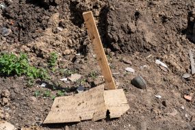 The grave of the Russian occupier in the yard of one of the houses in the village of Mala Rogan