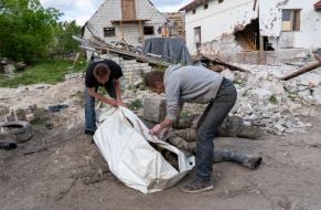 Exhumation of the corpses of the Russian occupiers in the village of Mala Rogan