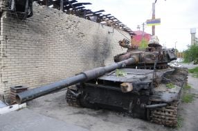 Подбитый российскими оккупантами во время мартовских боев танк ВСУ Т-64