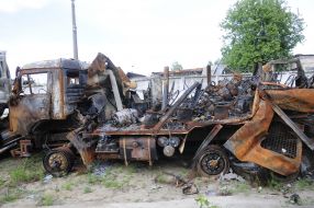 Сожженный автомобиль росгвардии в Гостомеле
