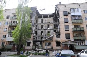 Разрушенный дом военного городка в Гостомеле