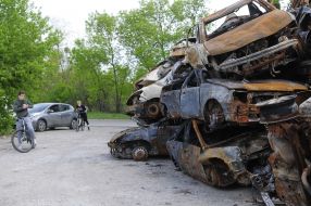Кладбище уничтоженных российскими оккупантами автомобилей в Гостомеле
