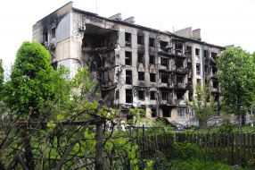 Разрушенный дом военного городка в Гостомеле