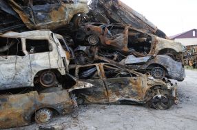 Кладбище уничтоженных российскими оккупантами автомобилей в Гостомеле
