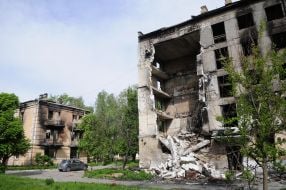 Разрушенные дома военного городка в Гостомеле