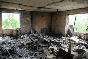 Разрушенный дом военного городка в Гостомеле