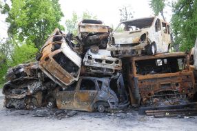 Кладбище уничтоженных российскими оккупантами автомобилей в Гостомеле