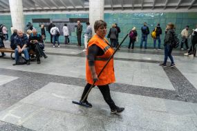 Cleaning lady at the station "Metrostroiteley" in the Kharkiv metro