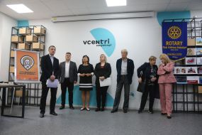 Участники открытия выставки карикатур о войне